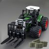 1/24 méretarányú traktor játékkészlet rakodókarral és széna bálákkal